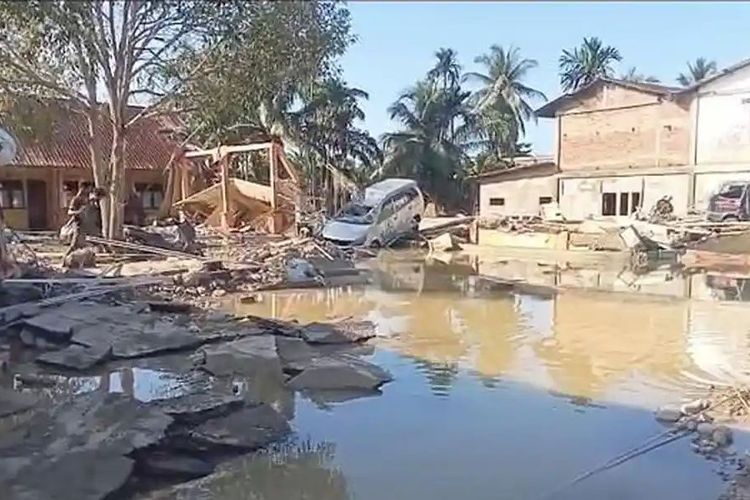 Rumah dan pagar rumah sekolah serta bangunan lainnya porak-poranda di Kecamatan Langkahan Kabupaten Aceh Utara