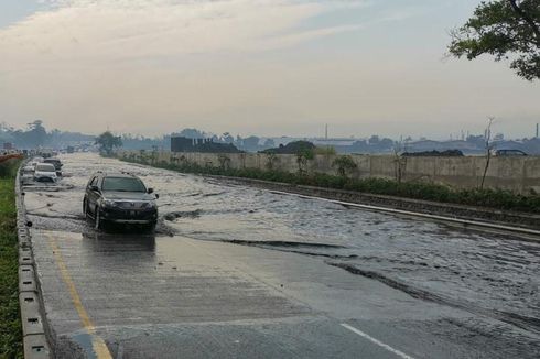 Tol Padaleunyi KM 130 Tergenang hingga 50 Cm, Antrean Kendaraan hingga 8 Kilometer