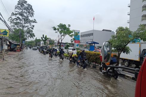 Jalan KH Hasyim Ashari Tangerang Masih Tergenang Banjir Sore Ini, Lalu Lintas Macet