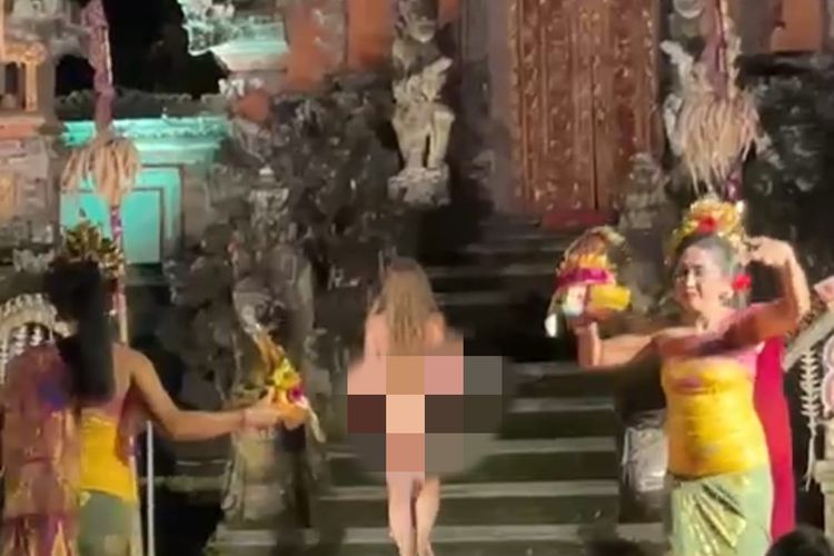 Tangkapan layar video viral wanita WNA berjalanan telanjang dalam acara pentas tari di sebuah puri di Bali. /istimewa