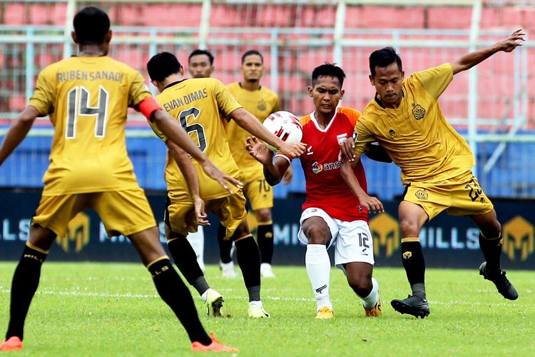 Pemain Borneo FC, Hendro Siswanto dijaga ketat pemain Bhayangkara FC saat babak penyisihan grup B Piala Menpora 2021 yang berakhir dengen skor 1-0 di Stadion Kanjuruhan Kabupaten Malang, Jawa Timur, Senin (22/03/2021) sore.