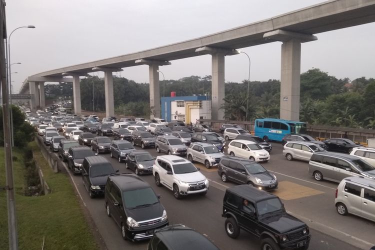 Program ganjil genap di Tol Cibubur pada hari pertama berjalan kondusif, Senin (16/4/2018). Dengan adanya program pembatasan kendaraan berdasarkan nomor mobil ini, PT Jasa Marga menargetkan kecepatan mobil di tol ini naik 40 persen. 