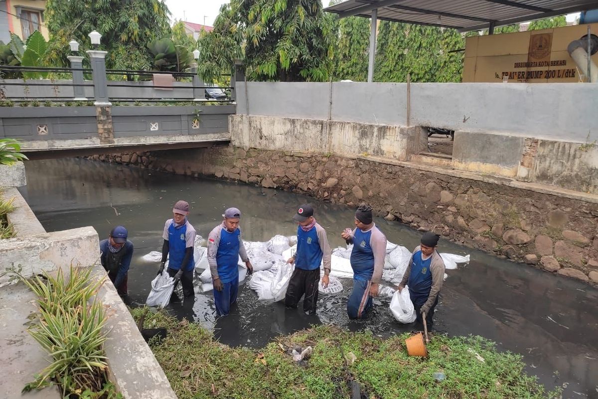Petugas dari DBMSDA Kota Bekasi mengeruk kali sebagai langkah antisipasi bencana banjir yang diprediksi akan segera datang ke wilayah Kota Bekasi.