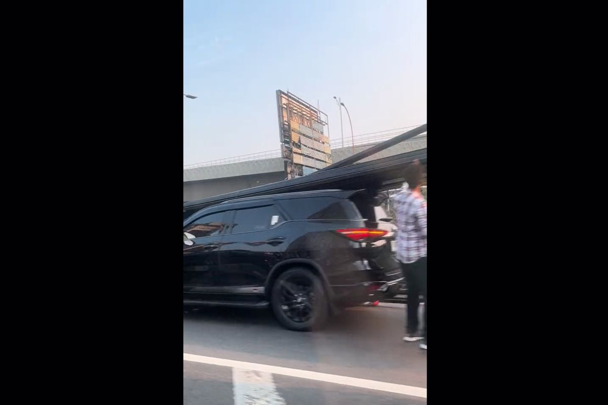  Video viral di media sosial memperlihatkan kecelakaan di ruas jalan tol Dalam Kota Jakarta. 