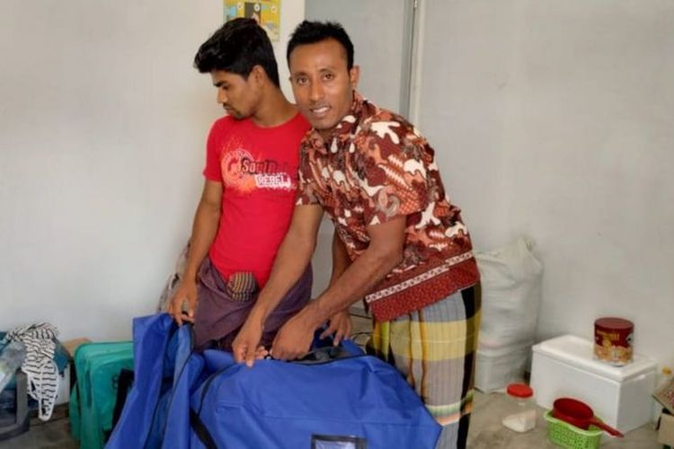 Muhammad Ismail bersiap-siap dipindahkan dari penampungan di Aceh pada Kamis (25/3/2021).