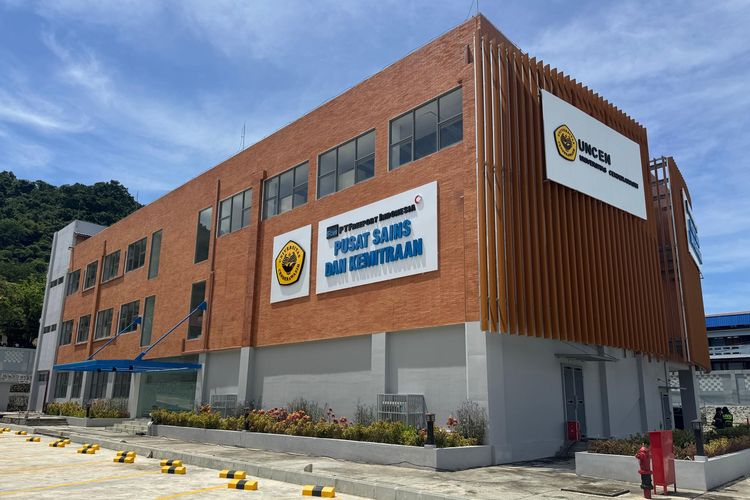 Gedung Pusat Sains dan Kemitraan Uncen di Abepura, Jayapura, dibangun  PTFI di atas lahan 4.800 m² dengan luas  bangunan 2.800 m², dilengkapi taman dan plaza serta area parkir seluas 1.300 m².


