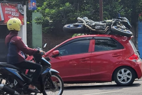 Akibat Ngebut, CBR250RR Tabrak Brio Mencelat ke Atap Mobil