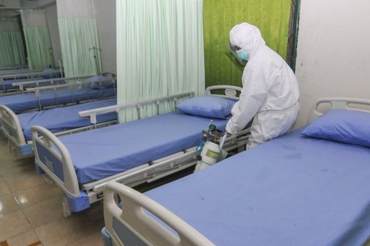 Petugas menyiapkan peralatan kesehatan di ruang isolasi pasien Covid-19 di Stadion Patriot Chandrabhaga, Bekasi, Jawa Barat, Rabu (09/09)