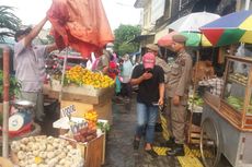 Satpol PP Tertibkan PKL di Trotoar di Jatinegara