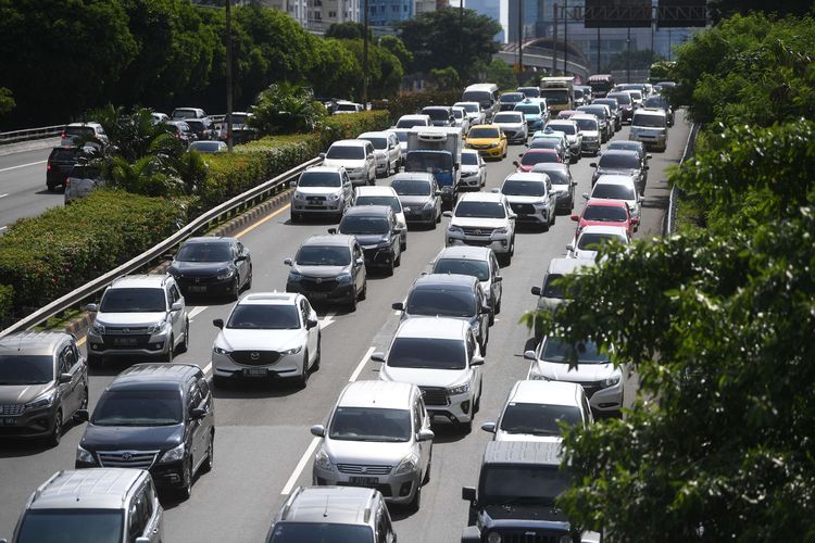 Kemacetan terjadi pada Jumat (6/5/2022) saat Tol Dalam Kota menuju Tol Sikampek di Jakarta ditutup.  Bolta Metro Jaya menutup akses Tol Jakarta-Sikampek dari Tol Dalam Kota dan Tol Priyok untuk mengantisipasi kemacetan lalu lintas saat Idul Fitri 2022 kembali.