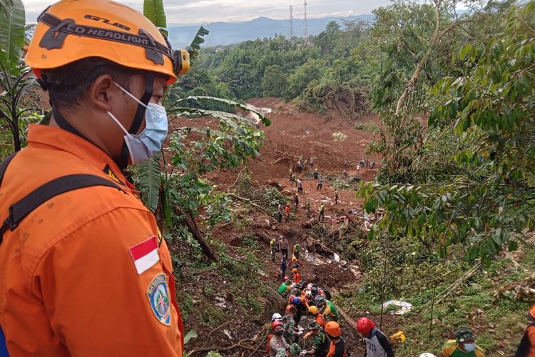 Tim SAR gabungan mengevakuasi jenazah korban longsor di jalur Puncak, Cugenang, Cianjur, Jawa Barat, Jumat (25/11/2022). Pagi ini ditemukan 4 korban tertimbun longsor.