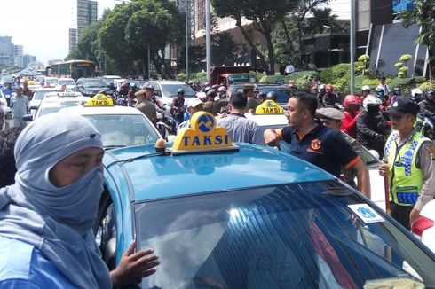 Dianggap Menutup Jalan, Para Sopir Taksi Cekcok dengan Polisi