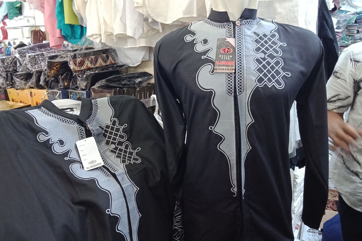 Baju koko The Black Panther yang dipajang di salah satu toko baju muslim pria di pusat perbelanjaan Thamrin City.