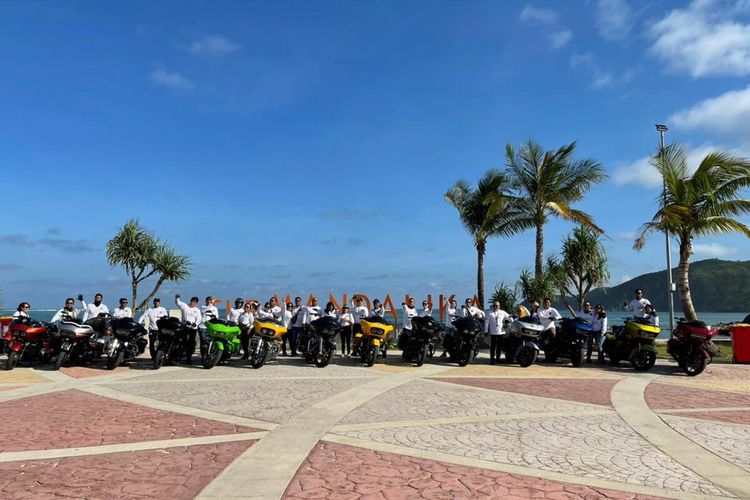 Komunitas Road GlIde Owner Group RGOG menjajal jalur kawasan Sekotong Lombok Barat menuju Selong Belanak Lombok Tengah dan berhenti di Kuta Mandalika Lombok Tengah. 17 orang mengunakan Moge Harley Davidson tertinggi di kelas Moge seharga 1,4 hingga 1,9 Milyar.
