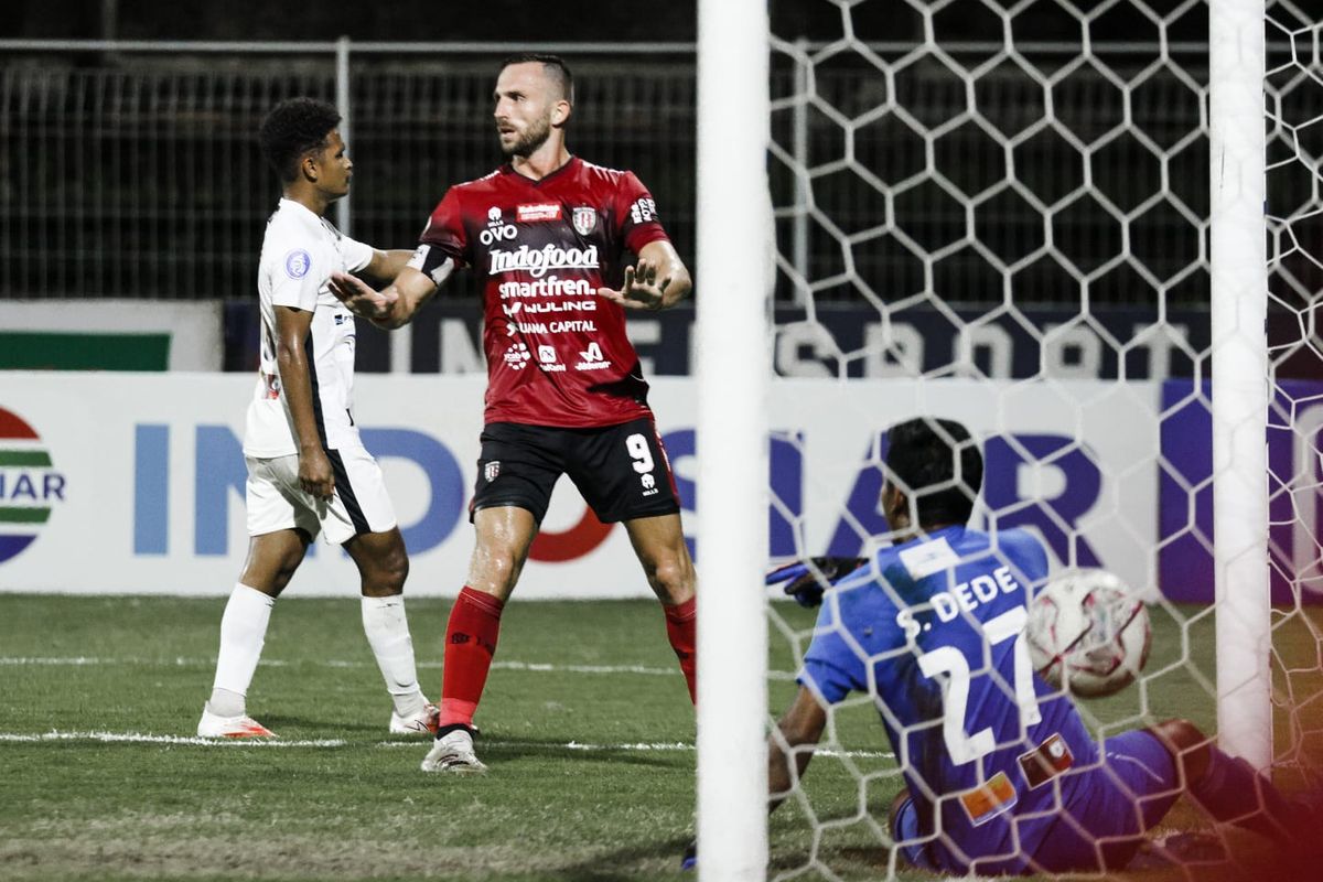 Ekspresi penyerang Bali United, Ilija Spasojevic, kala membobol gawang Persipura dalam laga Liga 1 2021-2022 di Stadion I Gusti Ngurah Rai, Bali, Kamis 24 Februari 2022.