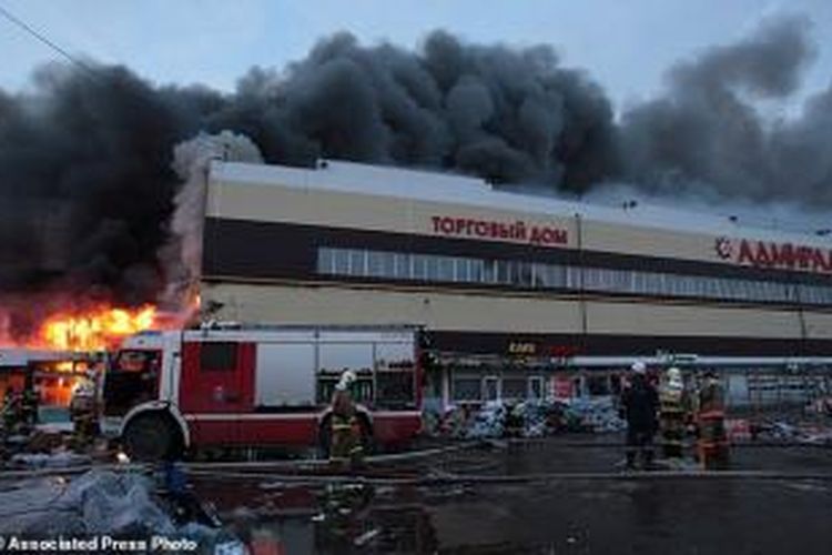 Kebakaran hebat melanda sebuah pusat perbelanjaan di kota Kazan yang terletak 720 kilometer dari ibu kota Moskwa.
