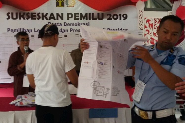 Proses penghitungan suara di Rumah Tahanan Negara Klas IIB Wates, Kulon Progo, Daerah Istimewa Yogyakarta. Suara pasangan calon Presiden-Wakil Presiden RI Nomor Urut 01 Joko Widodo-Maruf Amin menang tipis di sini. Pro Jokowi-Amin menyumbang 44 suara dan Pro Prabowo-Sandi merebut 36 suara.