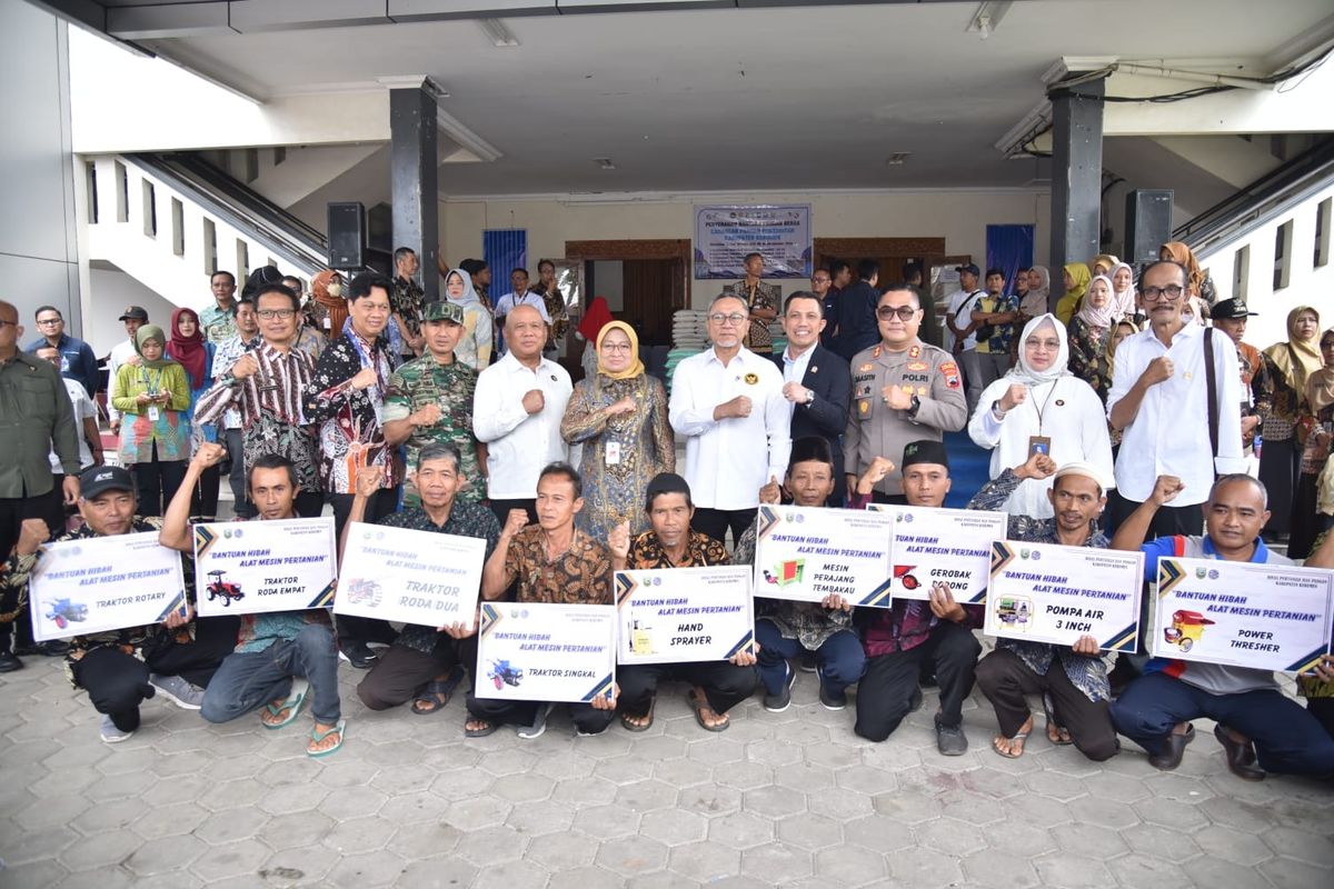 Bupati Kebumen Lilis Nuryani bersama Menteri Koordinator (Menko) Bidang Pangan Zulkifli Hasan (Zulhas) secara simbolis menyalurkan bantuan alat dan mesin pertanian (alsintan) di Gedung Pertemuan Setda Kebumen, Jumat (29/8/2025).