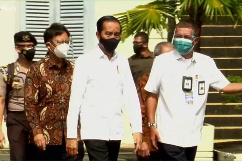 Jokowi Tinjau Vaksinasi Massal di Yogyakarta, Menkes Klaim Pelaksanaannya Lebih Rapi