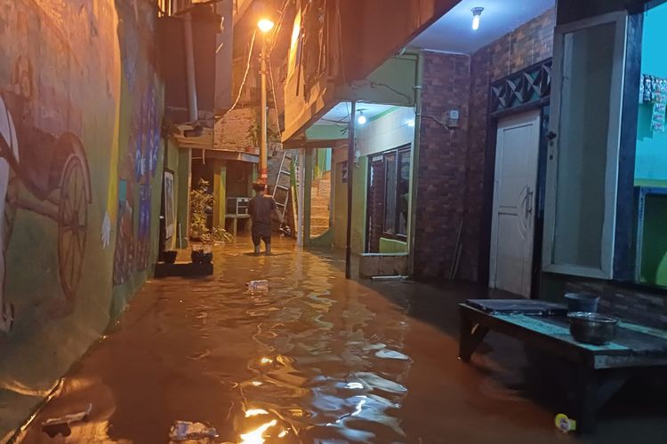 Banjir setinggi 50 sentimeter genang Jalan Kebon Pala 2, RT 13/ RW 4, Kampung Melayu, Jatinegara, Jakarta Timur hingga Malam ini, Minggu (5/11/2023).