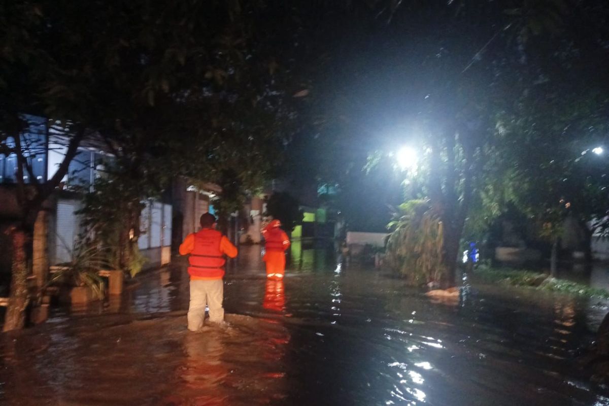 Situasi puluhan rumah terendam banjir di Desa Puspasari, Kecamatan Citeureup, Kabupaten Bogor, Jawa Barat, Jumat (11/4/2025).