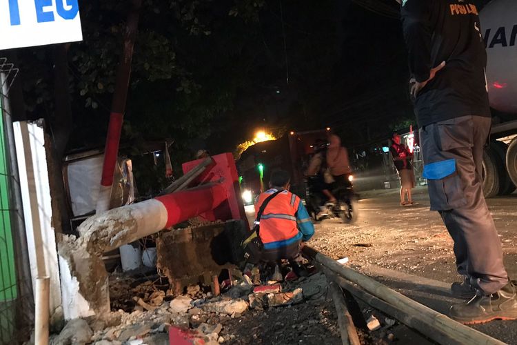 Tiang kabel udara di Jalan Raya Sawangan, Kota Depok, roboh karena kabelnya terseret bus dan mobil pikap pada Rabu (24/8/2022) dini hari.