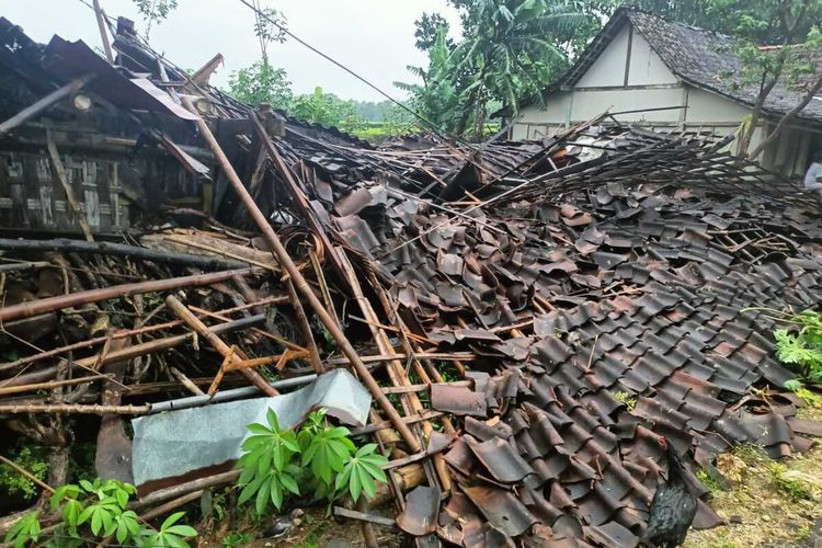 Hujan deras isertai angina kencang di Kabupaten Ngawi membuat satu rumah milik warga roboh. Hujan deras disertai angin kencang pukul 15.30 WIB juga membuat sejumlah pohon tumbang.