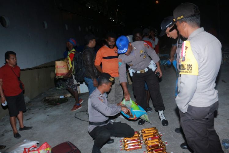 Polisi saat menemukan miras jenis Wiskhy Robinson yang dibawa penumpang KM Sirimau, Rabu (26/9/2019)