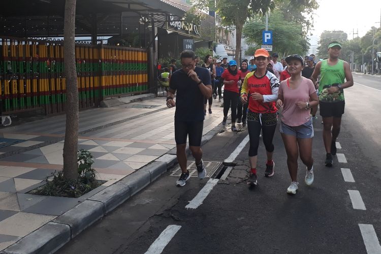 Komunitas pelari di Surabaya mengikuti The Tour Borobudur Marathon 2019 yang digelar di Bangi Kopi, Jalan Wali Kota Mustajab, Surabaya, Sabtu (27/4/2019).