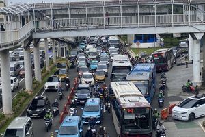 Jalan Gatot Subroto Arah Kuningan Macet Jumat Sore, 3 Ambulans Sempat Terjebak
