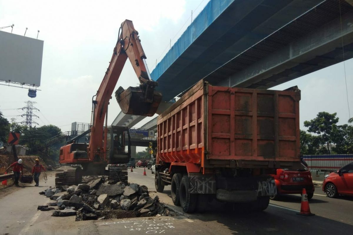 Proses perbaikan jalan di ruas Japek arah Jakarta dan Cikampek
