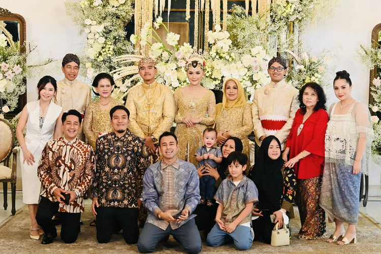 Irfan Hakim, Desta Mahendra, Raffi Ahmad dan Nagita Slavina bersama keluarga berfoto dengan Kaesang Pangarep dan Erina Gudono.