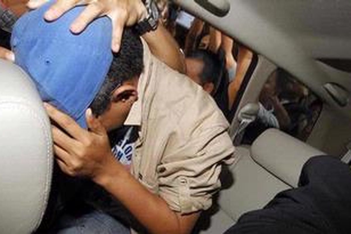 Perekam Cikeusik Jadi Saksi Seorang berinisial A berusaha menyembunyikan wajahnya dari kejaran wartawan saat berada di Komisi Nasional Hak Asasi Manusia, Jakarta Pusat, Jumat (11/2/2011). 