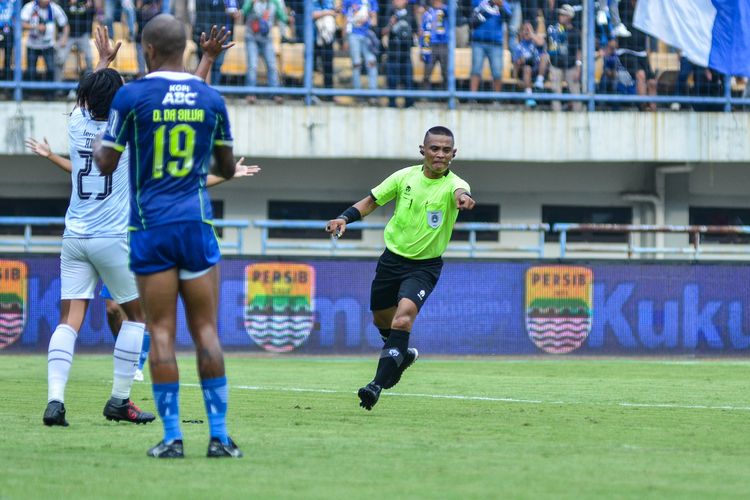 Wasit David Son Sasube menunjuk titik putih saat memimpin pertandingan Persib vs RANS Nusantara FC dalam laga pekan kedelapan Liga 1 2022-2023, Minggu (4/9/2022) di Stadion Gelora Bandung Lautan Api (GBLA).