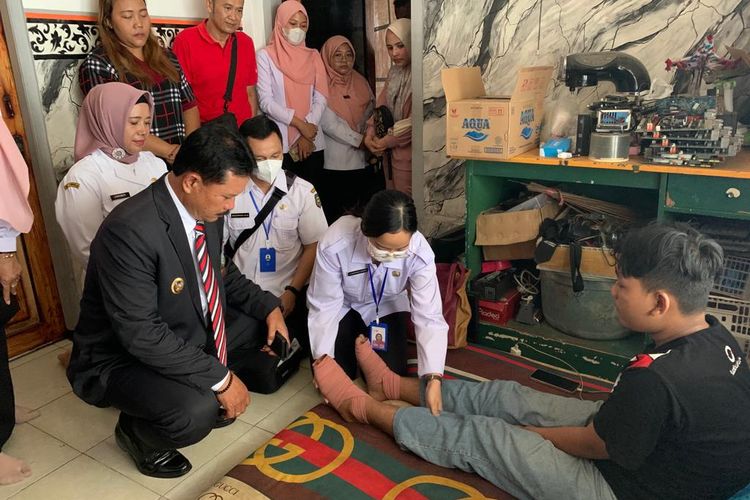 Wali Kota Madiun, Maidi menjenguk siswa SMPM 10 bernisial G yang dihukum gurunya lari berkeliling lapangan basket hingga dua telapak kakinya melepuh di kediamannya, Jalan Nggenen Kota Madiun, Jawa Timur, Rabu (4/10/2023) 