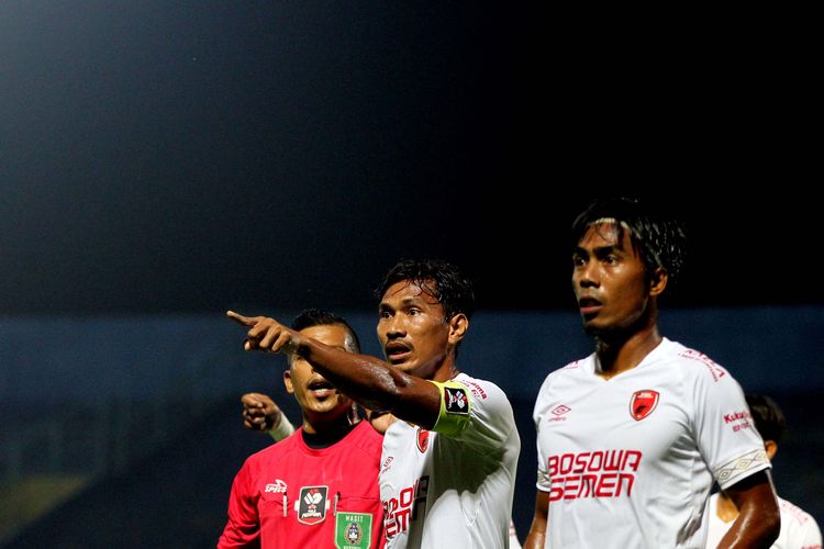 Kapten tim PSM Makassar Zulkifli Syukur melakukan protes kepada wasit Abdullah saat melawan PSIS Semarang pada laga pertama babak 8 besar Piala Menpora 2021 yang berakhir adu penalti dengan skor 2-4 di Stadion Kanjuruhan Kabupaten Malang, Jawa Timur, Jumat (09/04/2021) malam.