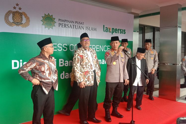 Kapolri Jendral Polisi Listyo Sigit Prabowo tengah melakukan press conference usai menyalurkan 30.000 paket sembako melalui LAZ Persis, di Jalan Perintis, Kota Bandung, Sabtu (15/4/2023).
