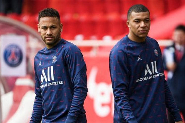 Dua bintang Paris Saint-Germain, Neymar (kiri) dan Kylian Mbappe (kanan) ketika sedang melakukan pemanasan menjelang laga kontra AS Monaco dalam lanjutan Liga Perancis 2021-2022 pada 20 Maret 2022. Artikel ini berisi daftar transfer termahal di dunia.