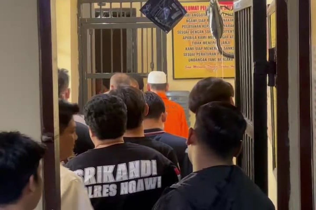 DITAHAN,-Satreskrim Polres Ngawi menaham tersangka  Kyai AUR dalam kasus percabulan terhadap santrinya sendiri. 