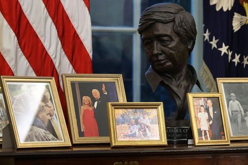 Ruang Kerja Joe Biden, Penuh Lukisan dan Patung Tokoh Ternama