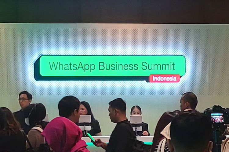 Pengunjung memadati acara WhatsApp Business Summit Indonesia yang digelar di Jakarta, Rabu (1/11/2023).