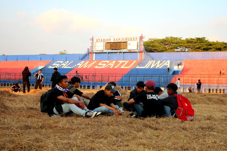Sejumlah anak duduk bercengkrama di lapangan usai doa bersama memperingati satu tahun Tragedi Kanjuruhan di Stadion Kanjuruhan Kepanjen Kabupaten Malang, Minggu (1/10/2023) sore. Usai terjadinya tragedi, stadion dalam ditutup untuk umum guna proses hukum.