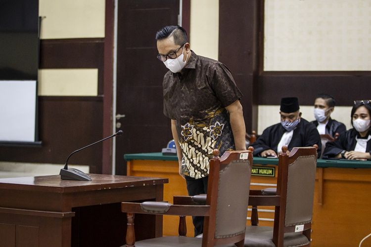 Terdakwa kasus surat jalan palsu Djoko Tjandra, Brigjen Pol Prasetijo Utomo bersiap menjalani sidang pembacaan putusan di Pengadilan Negeri Jakarta Timur, Jakarta, Selasa (22/12/2020). Majelis Hakim memvonis Prasetijo Utomo dengan hukuman tiga tahun penjara karena terbukti melakukan pemalsuan surat, membiarkan terpidana melarikan diri dan menghalang-halangi penyidikan perkara Djoko Tjandra. ANTARA FOTO/Dhemas Reviyanto/wsj.