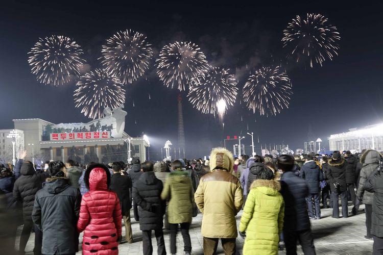 Pertunjukan kembang api nampak di langit malam untuk merayakan Tahun Baru, dan dihadiri banyak orang di Lapangan Kim Il Sung, Pyongyang, pada Jumat dini hari, 1 Januari 2021.