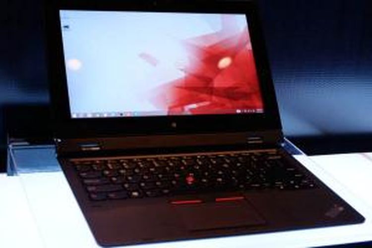 Thinkpad Helix dalam mode laptop dengan keyboard terpasang.