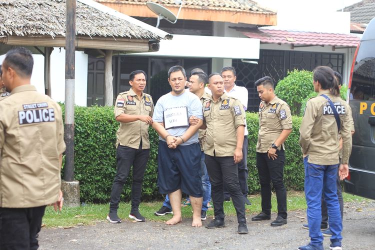 Yudi Tama Redianto (50) pelaku pembunuhan PNS Kementerian Pu Aprianita (50) saat sedang melakukan rekontruksi di kediaman korban. Pelaksanaan rekontruksi pun dijaga ketat oleh piham kepolisjan untuk menghindari amukan keluarga korban, Senin (2/12/2019).