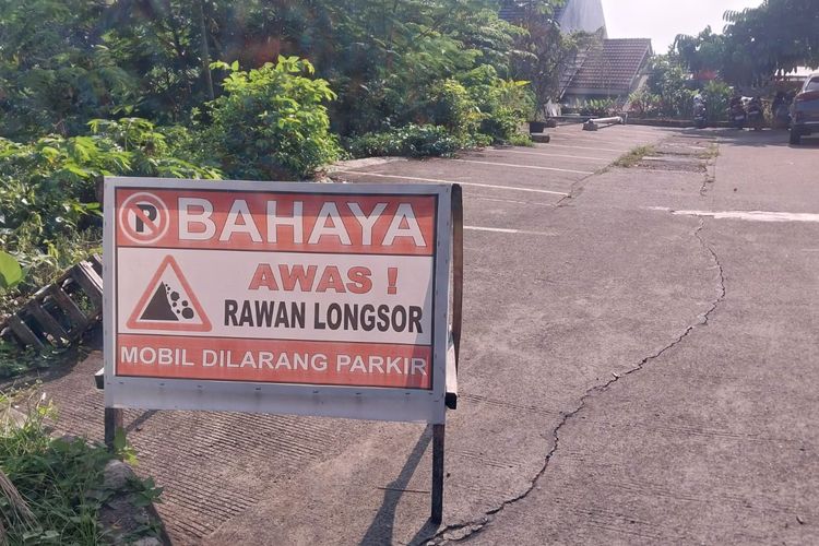 Setahun Pascalongsor di Katulampa Bogor: Jalan Penghubung Masih Satu Lajur, Warga Antre Melintas