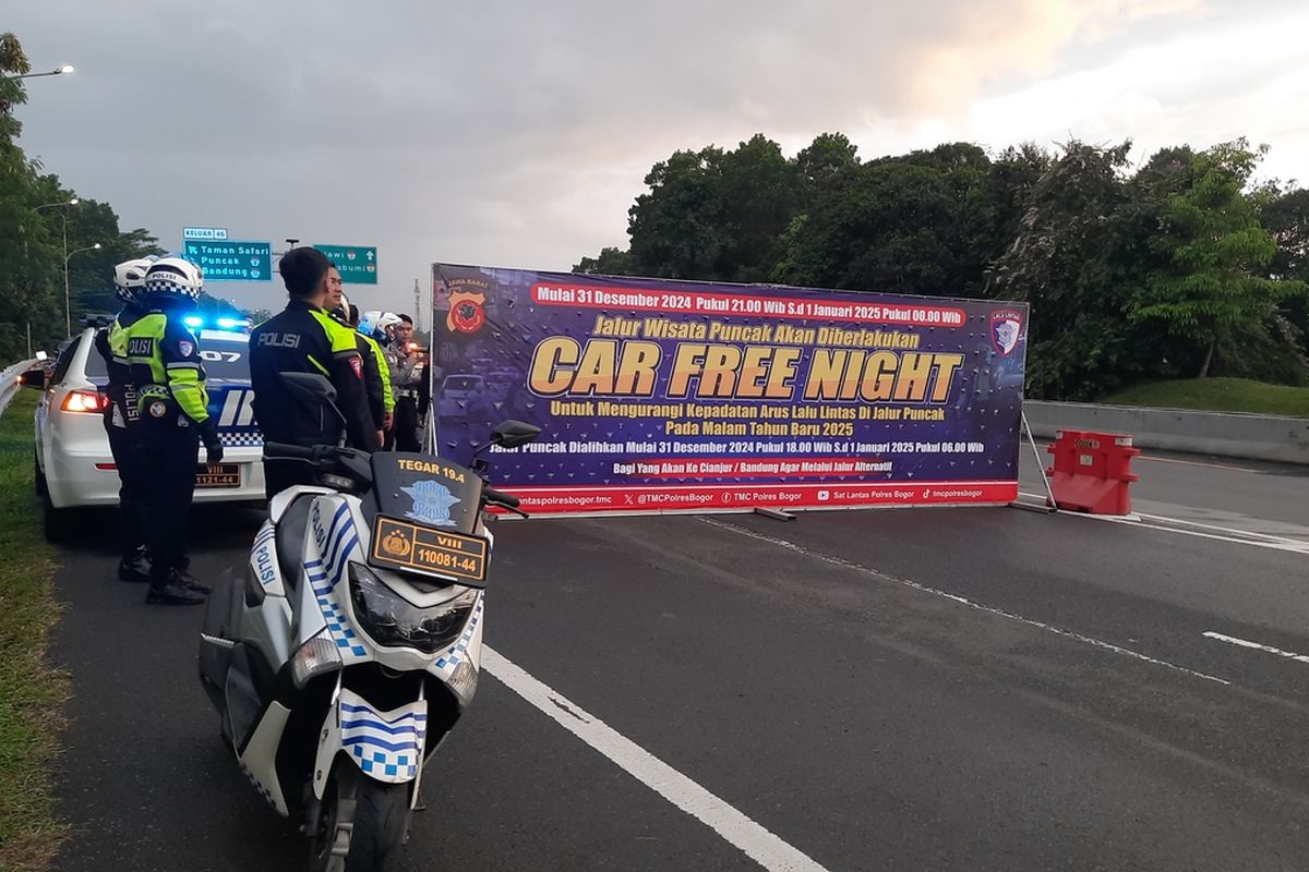 Kepolisian melakukan penutupan arus kendaraan di Km 46, Tol Ciawi, Puncak Bogor, Jawa Barat, Selasa (31/12/2024).
