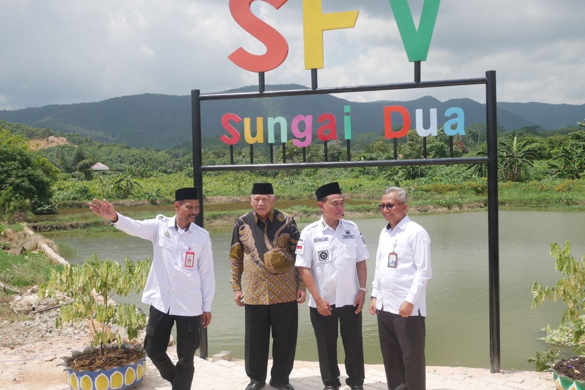 Mewakili Kepala Badan Penyuluhan dan Pengembangan SDM Kelautan dan Perikanan (BPPSDM), Plt. Kepala Balai Besar Riset Pengolahan Produk dan Bioteknologi Kelautan dan Perikanan (BBRP2BKP) Langgeng Nurdiansah bersama Bupati Tanah Bumbu Zairillah Azhar melakukan panen ikan patin pada Kegiatan Ekspose Smart Fisheries Village (SFV) Sungai Dua atau Kampung Patin di Kabupaten Tanah Bumbu, Kalimantan Selatan, akhir tahun lalu.