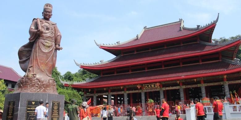 Patung Cheng Ho yang berdiri megah di depan kuilnya, di Klenteng Agung Sam Poo Kong. Karena nilai sejarahnya, klenteng tersebut dijadikan tempat wisata dan kerap dibanjiri wisatawan saat akhir pekan maupun perayaan-perayaan besar.